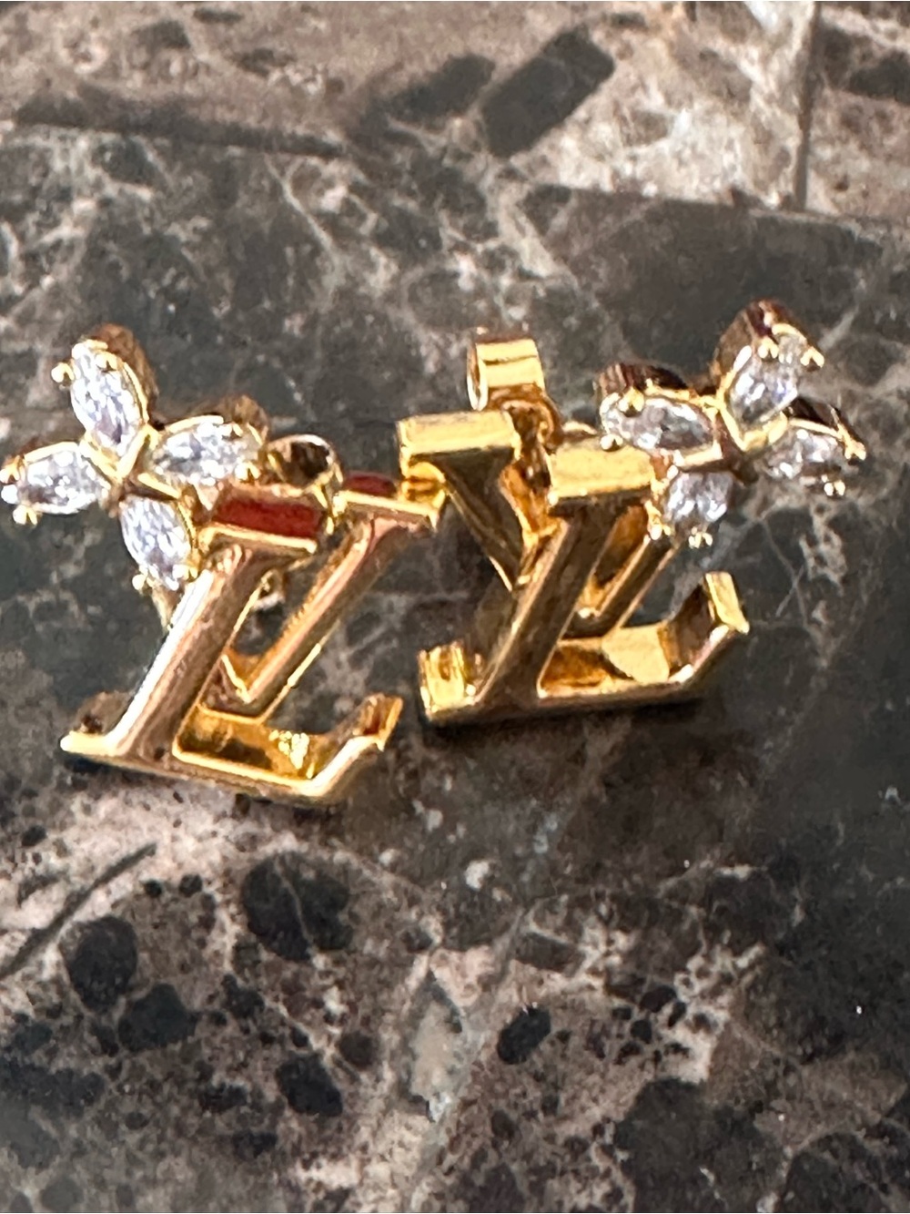 LOUIS VUITTON, ICONIC
FLOWER EARRINGS
